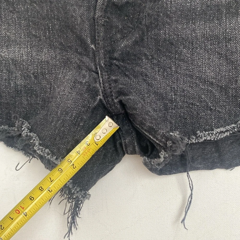 (A10) Levis Black Distressed 501 Denim Shorts, Size 31‎